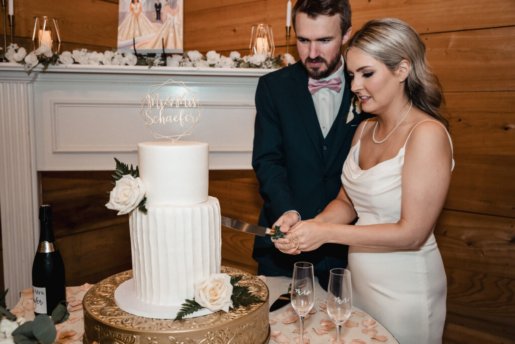 Bride an groom cutting the cake - Weeding at Rasberry Greene 