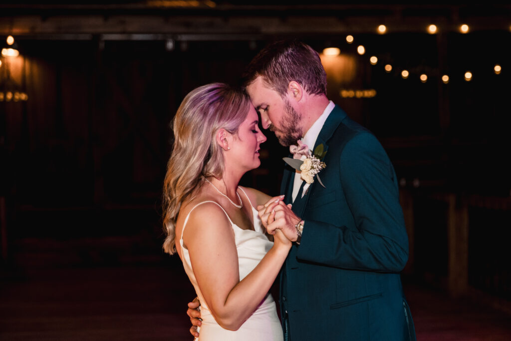 Bride and groom last dance- Hattiesburg wedding photography 