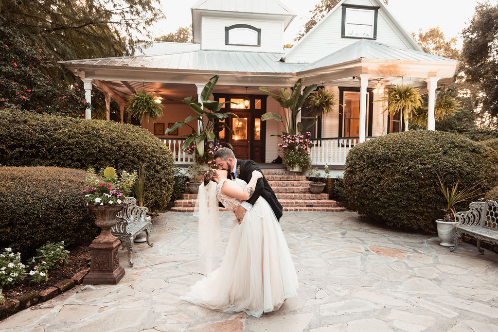 Wedding at The Henry Smith House. Wedding photography by Jen & Chuck Photography 